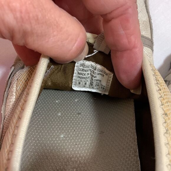 Skechers size 9 slip on sneakers. Like new condition - Picture 7 of 7